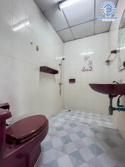 *****ทาวน์เฮ้าส์มือสอง ม.ซื่อตรง รัตนาธิเบศร์ เนื้อที่กว้าง 31 ตร.ว. ฟังก์ชัน 2 ห้องนอน 2 ห้องน้ำ 1 ที่จอดรถ ภายในสภาพเยี่ยม ตั้งบนทำเลเดินทางสะดวก เข้า-ออกได้ทั้ง ถนนราชพฤกษ์ ถนนติวานนท์ ใกล้เซ็นทรัลรัตนาธิเบศร์ เชื่อมต่อโครงการรถไฟฟ้าสายสีม่วง "สถานีไทรม้า" และทางด่วน "งามวงศ์วาน"